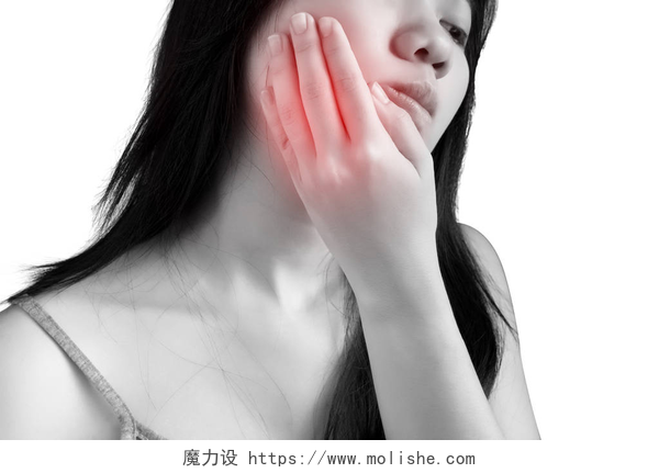 一个牙痛的女人在白色背景上分离出一个女人的牙痛症状。白色背景上剪切路径.